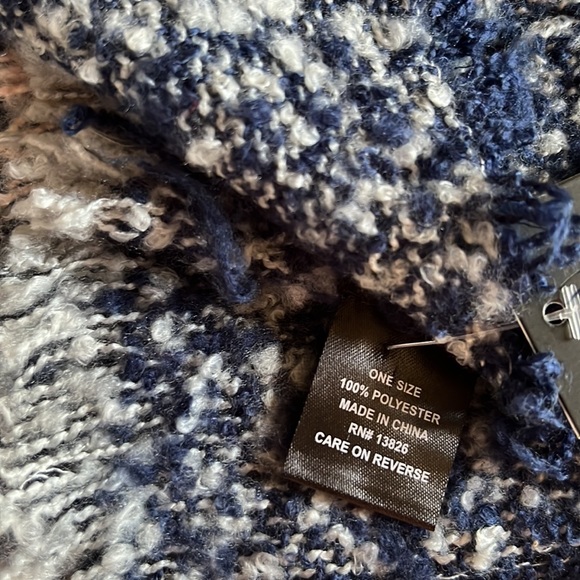 Marcus Adler NY blanket scarf - Picture 8 of 8